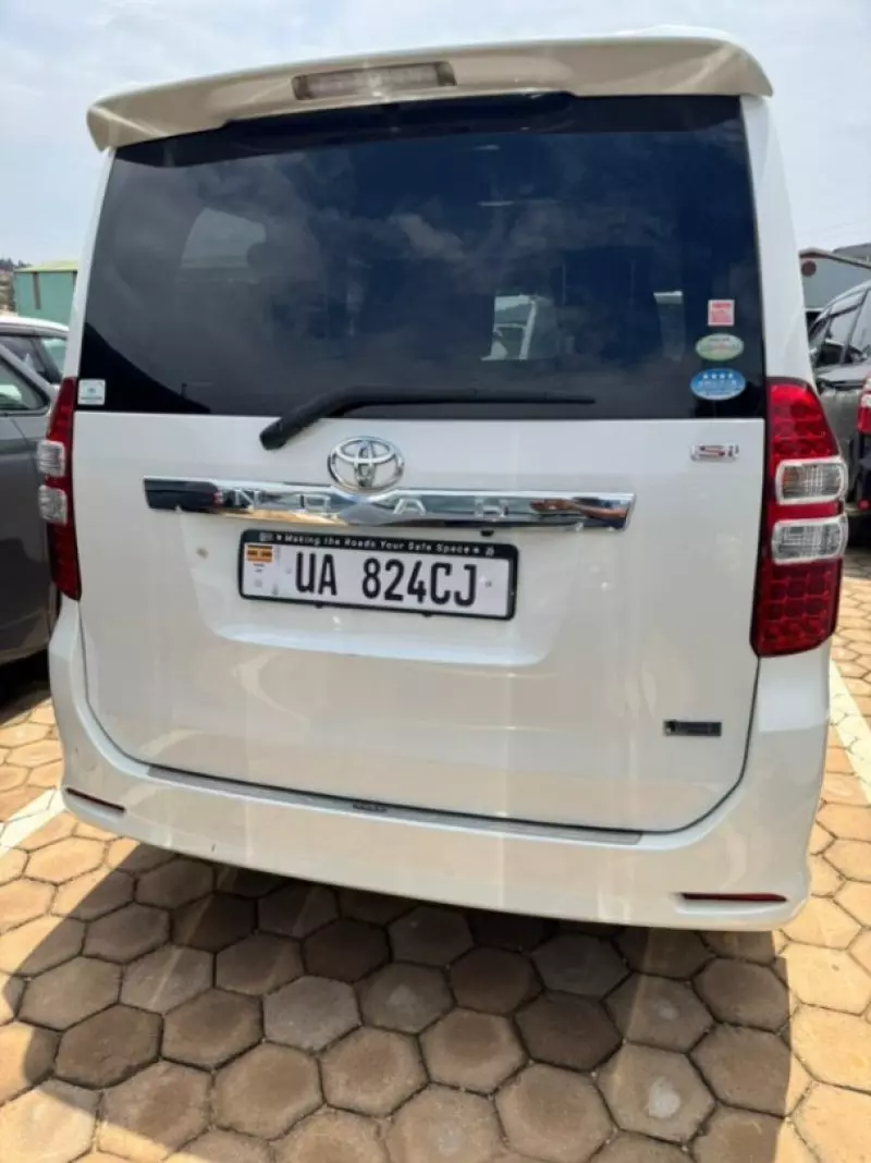 TOYOTA Noah   - 2013