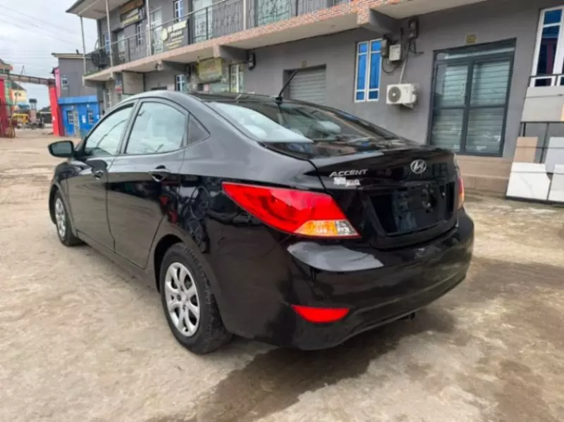 Hyundai Accent   - 2012