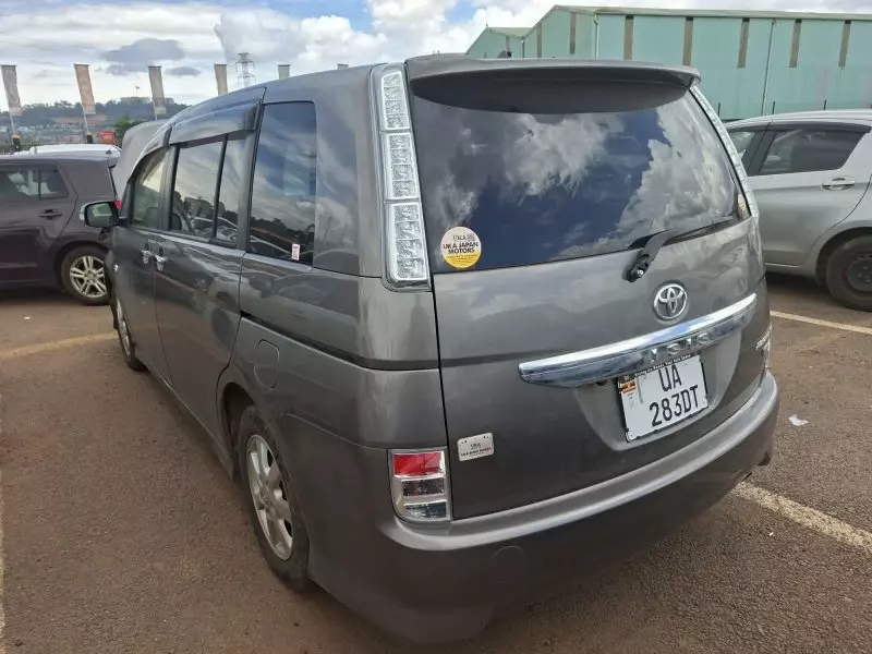 Toyota Isis    - 2013
