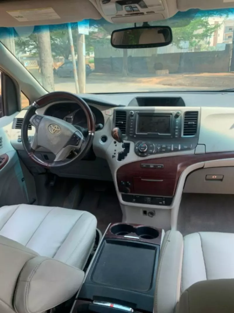 TOYOTA Sienna   - 2011