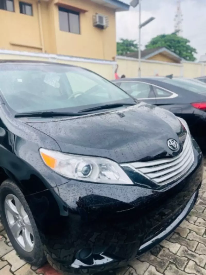 Toyota Sienna   - 2013