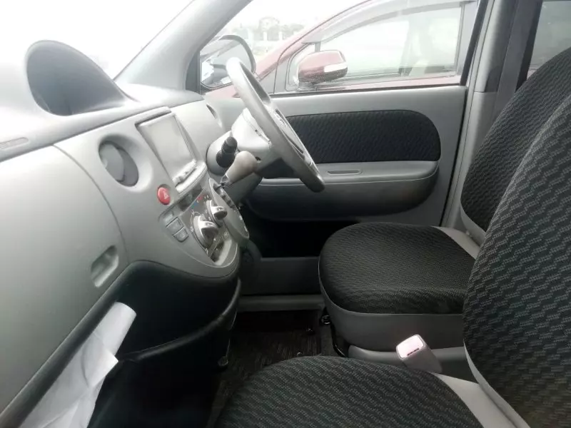 Toyota Sienta   - 2010