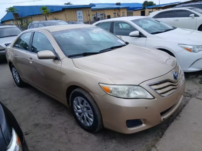 Toyota Camry   - 2011