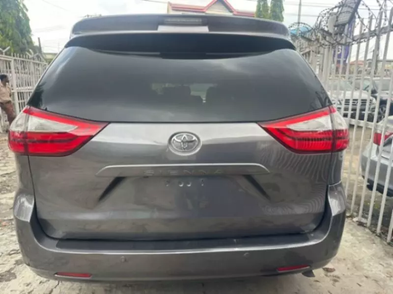 Toyota Sienna   - 2011