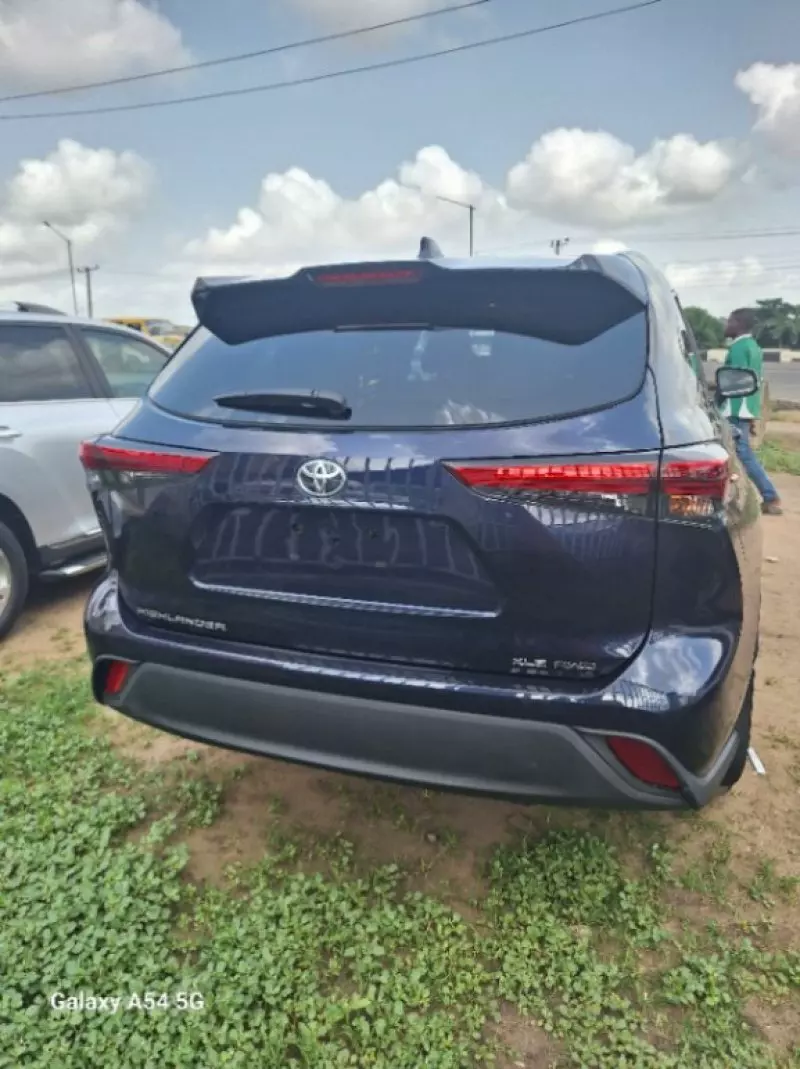 Toyota Highlander   - 2021