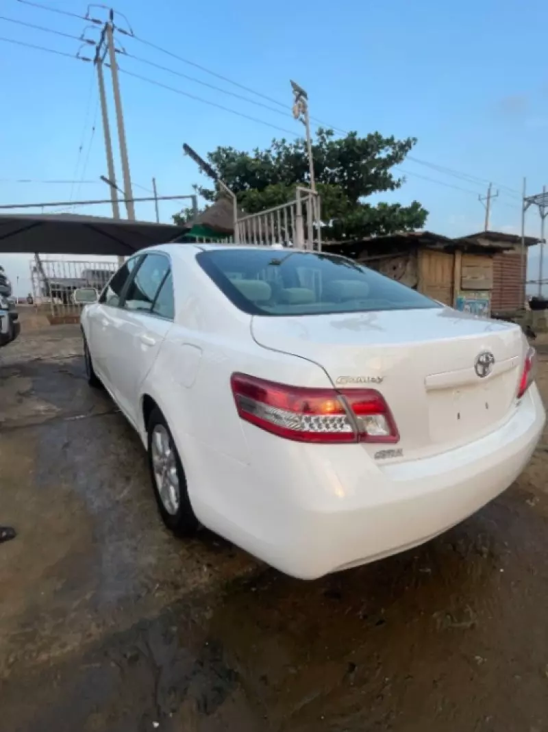 Toyota Camry   - 2011