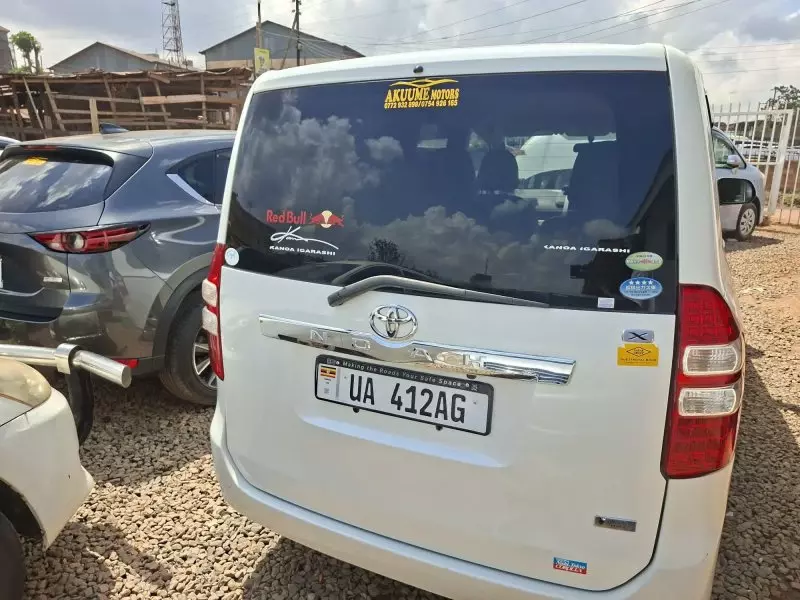 TOYOTA Noah   - 2010