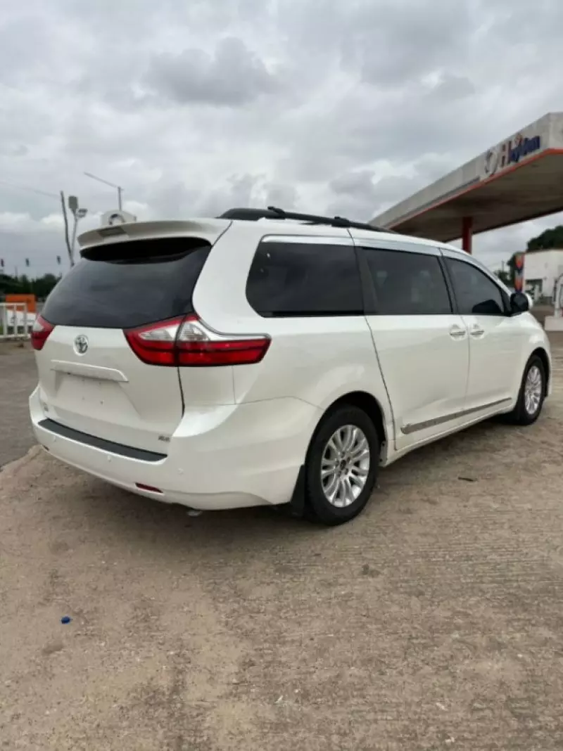 TOYOTA Sienna - 2017