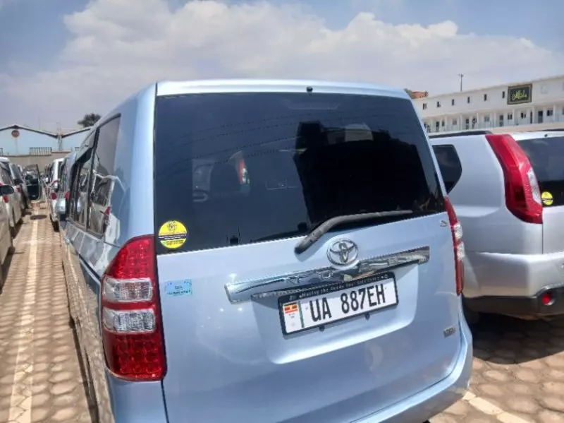 Toyota Noah   - 2012