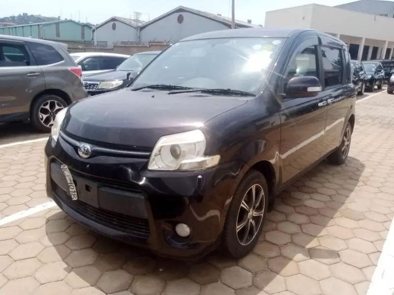 Toyota Sienta   - 2012