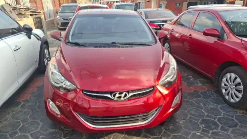 Hyundai Elantra   - 2012