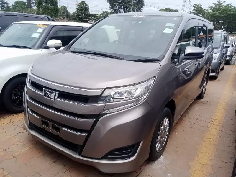 Toyota Noah   - 2015