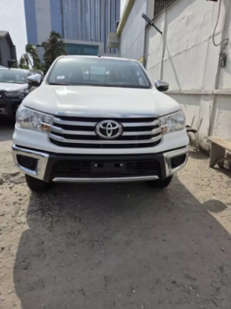 Toyota Hilux   - 2024
