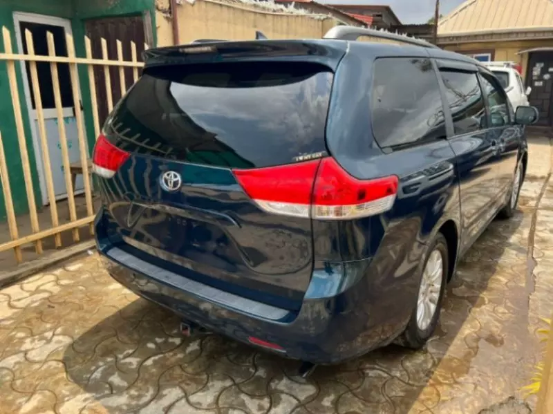 Toyota Sienna   - 2011