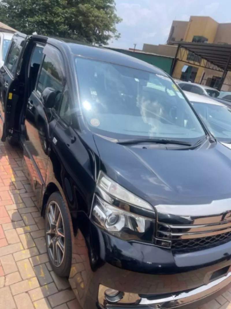 Toyota Voxy    - 2012