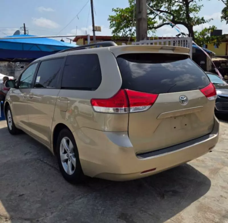 Toyota Sienna   - 2012