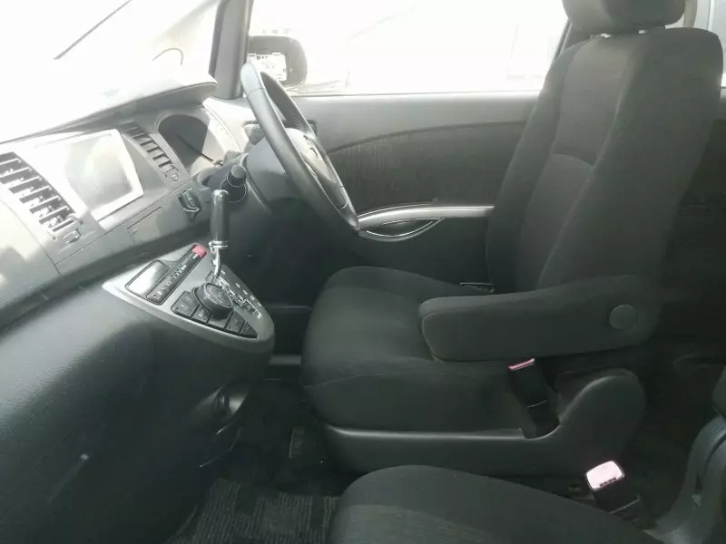 Toyota Isis    - 2012