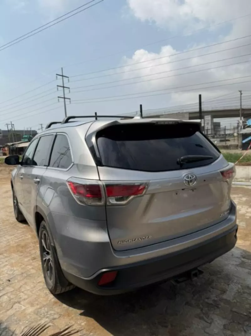 Toyota Highlander   - 2016