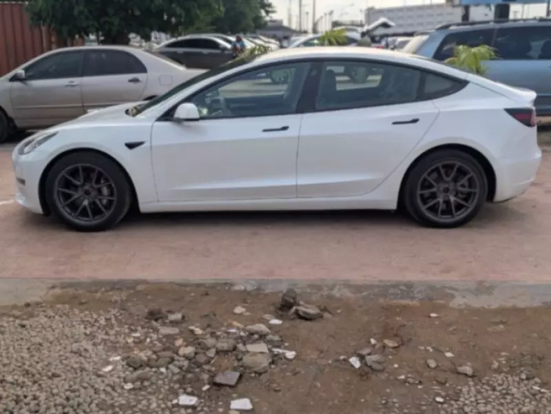 Tesla Model 3   - 2022