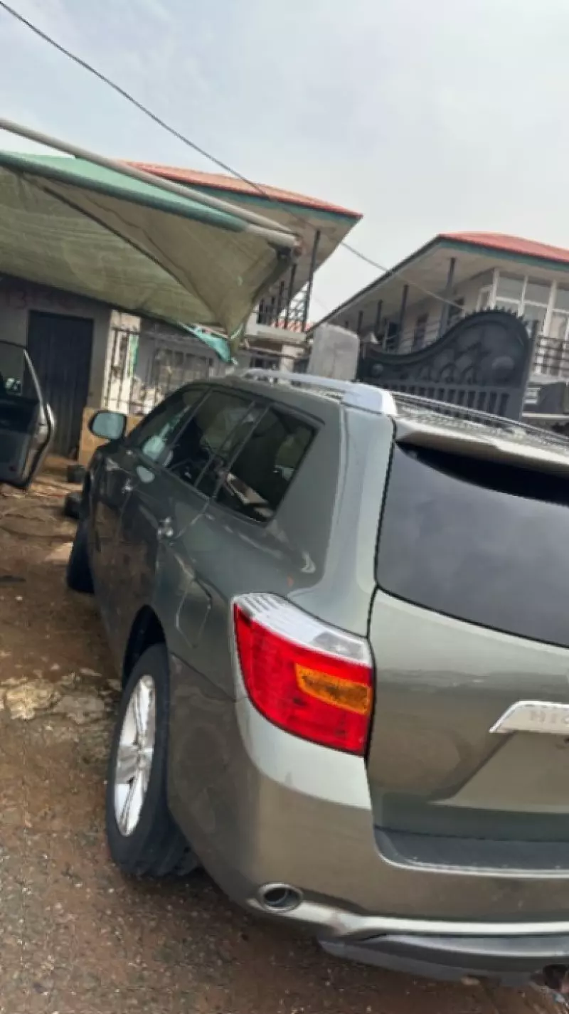 Toyota Highlander   - 2010