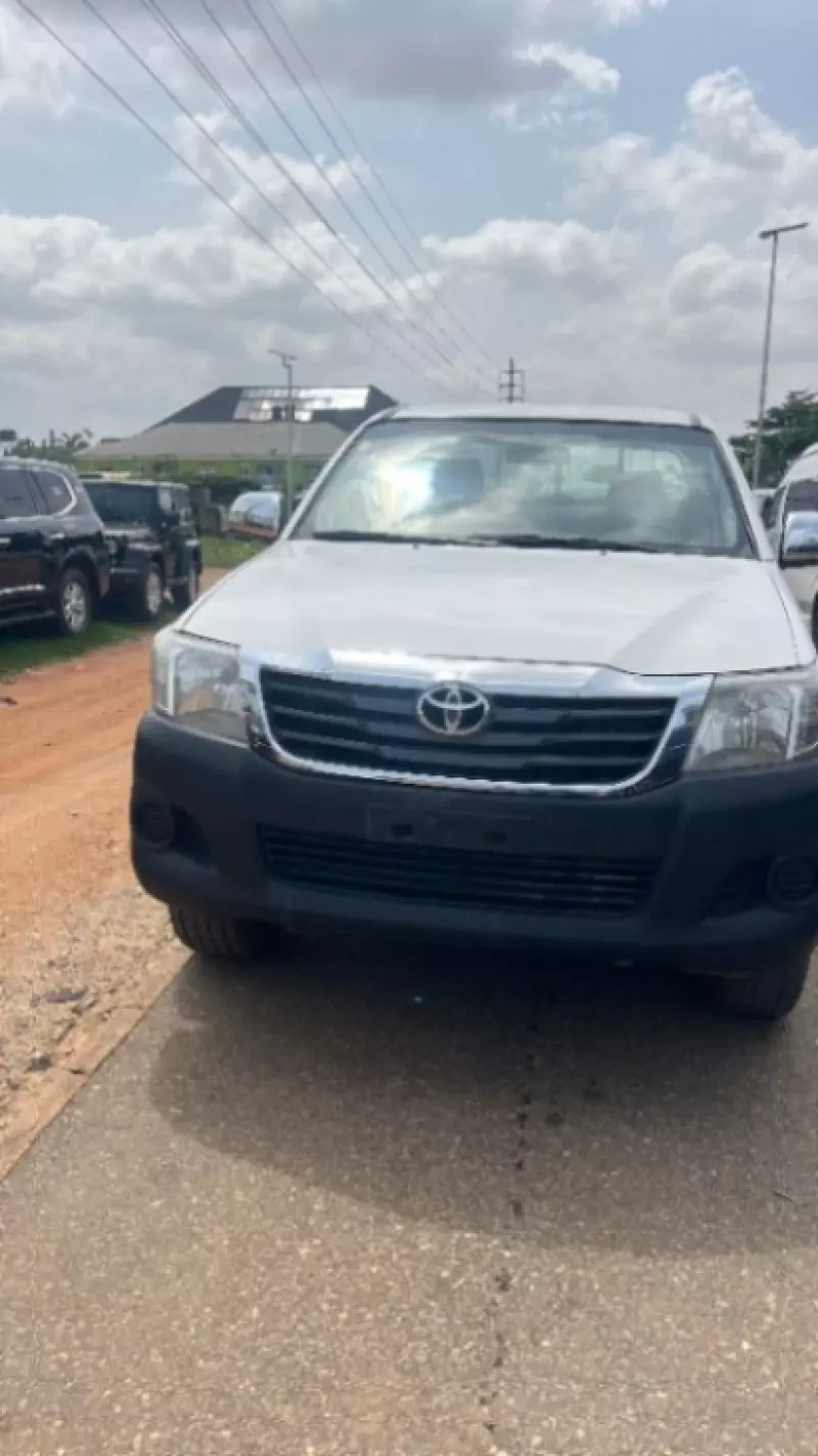 TOYOTA Hilux   - 2011