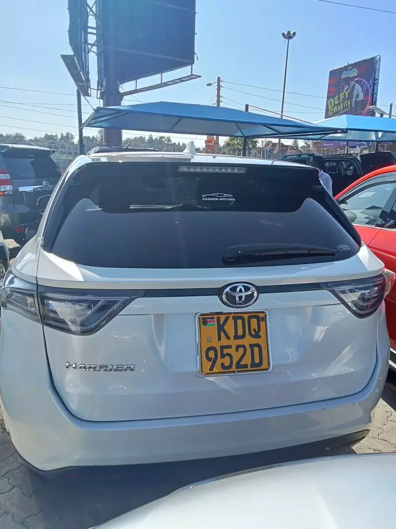 Toyota Harrier   - 2017