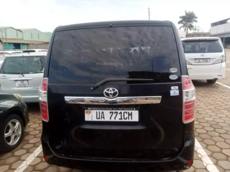 Toyota Noah   - 2010