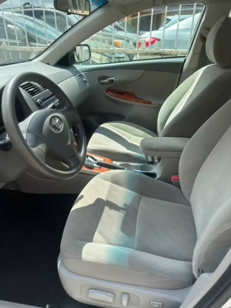 TOYOTA Corolla - 2010