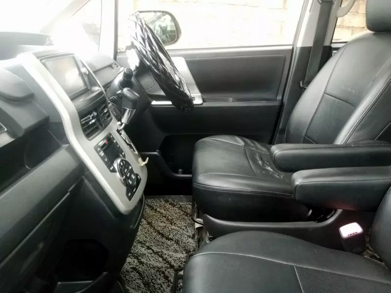 Toyota Noah - 2012