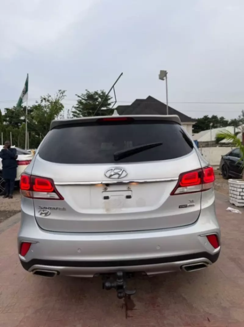 Hyundai Santa Fe   - 2017