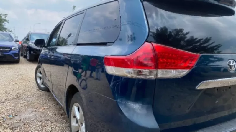 TOYOTA Sienna   - 2011