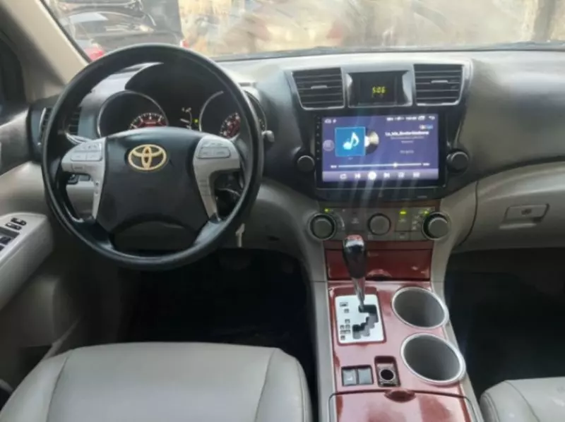 Toyota Highlander   - 2010