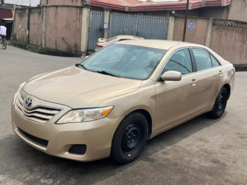 Toyota Camry   - 2011