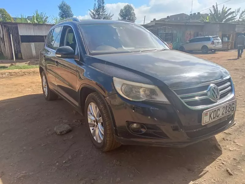 Volkswagen Tiguan   - 2011