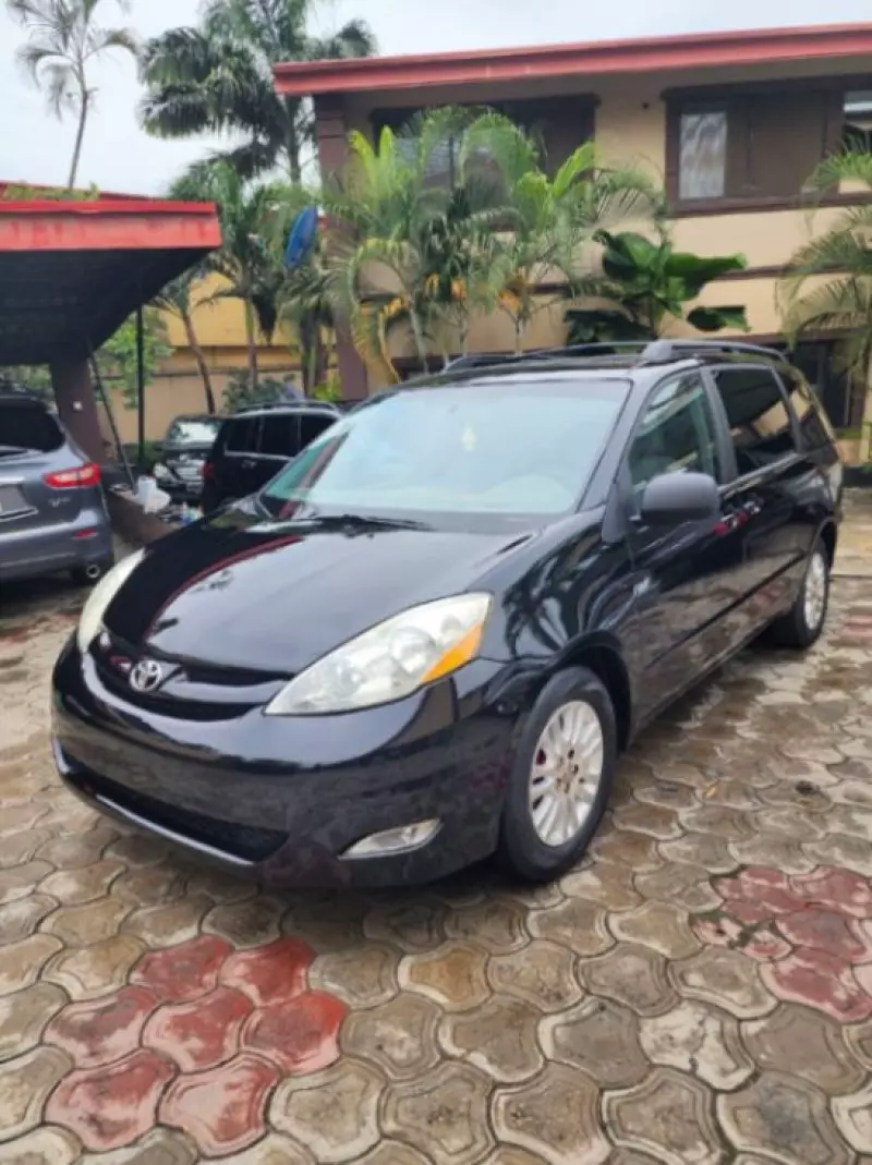 Toyota Sienna   - 2010