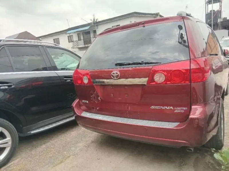 Toyota Sienna   - 2009