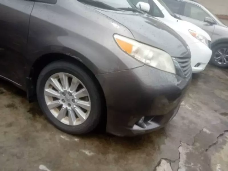Toyota Sienna - 2013