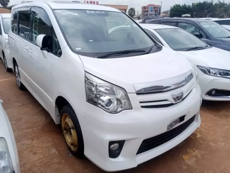 Toyota Noah   - 2012