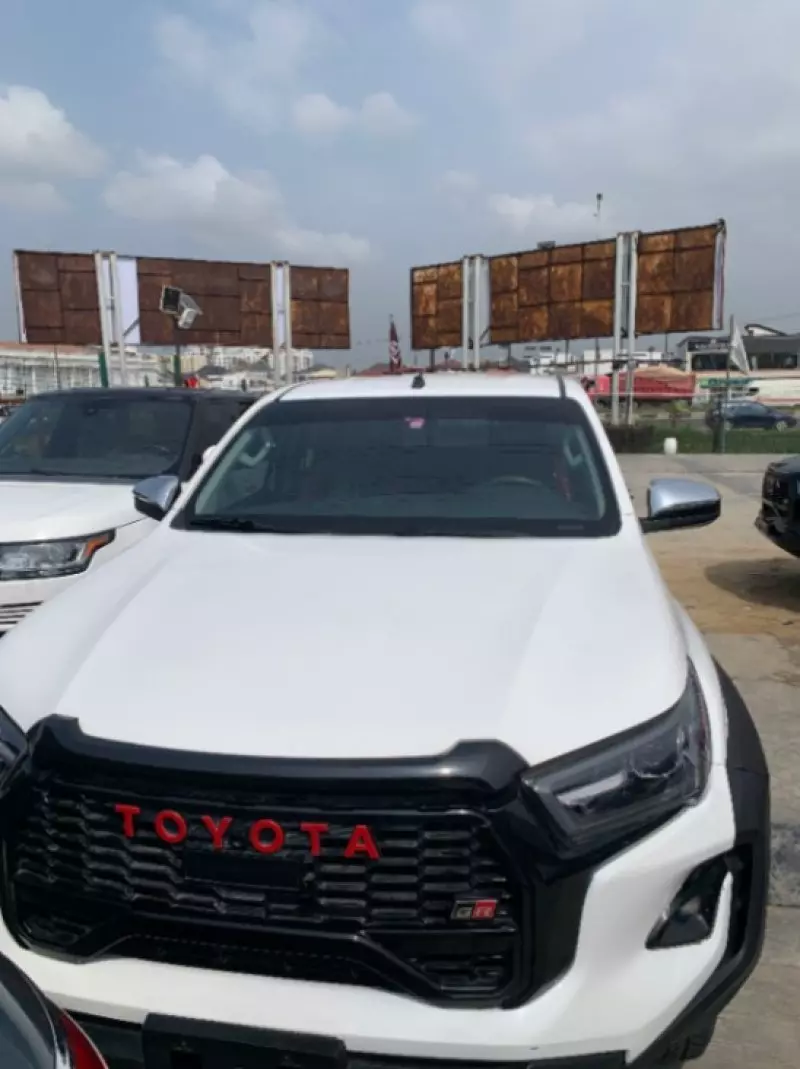 Toyota Hilux   - 2020