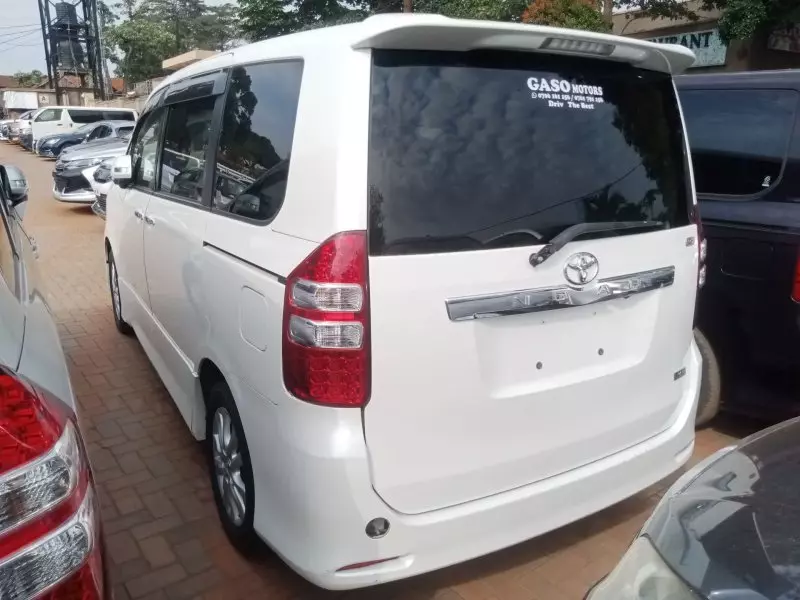 Toyota Noah - 2012