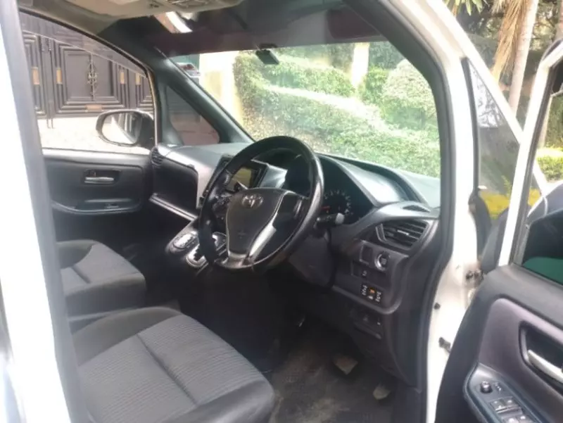 Toyota Voxy - 2014