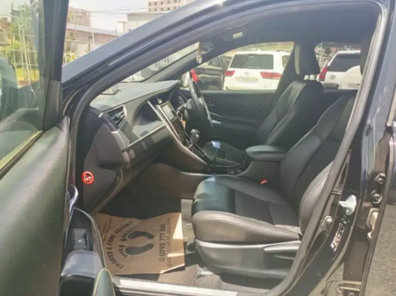 Toyota Harrier   - 2017