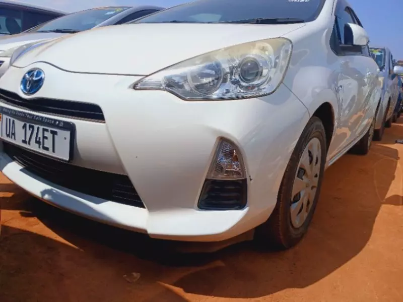 TOYOTA Aqua   - 2012