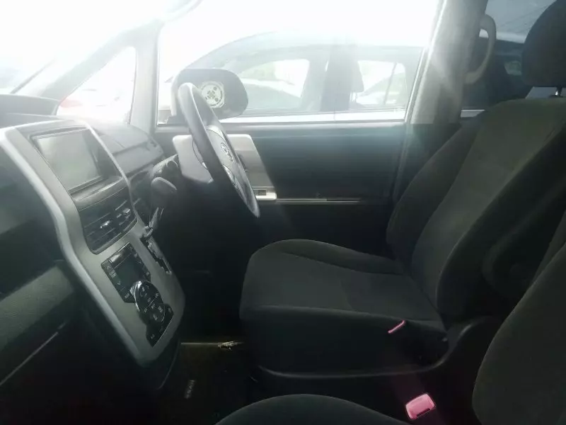 Toyota Noah   - 2013