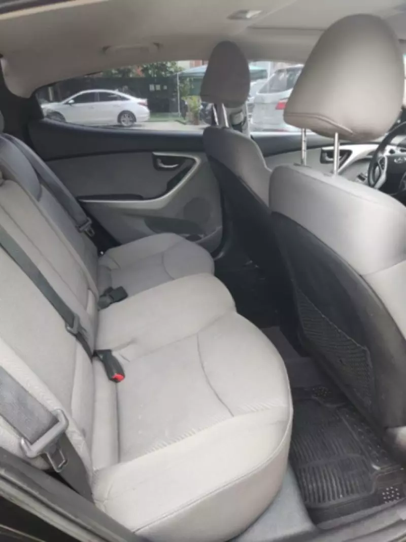 Hyundai Elantra   - 2012