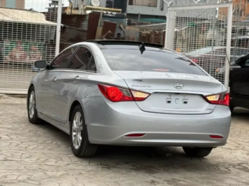 Hyundai Sonata   - 2012