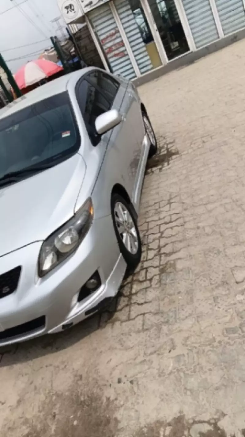 Toyota Corolla   - 2009