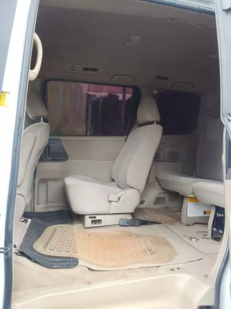 Toyota Noah   - 2013