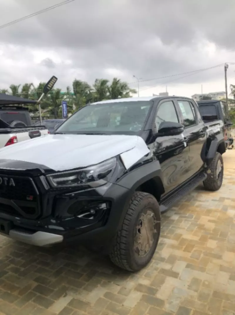 Toyota Hilux   - 2024