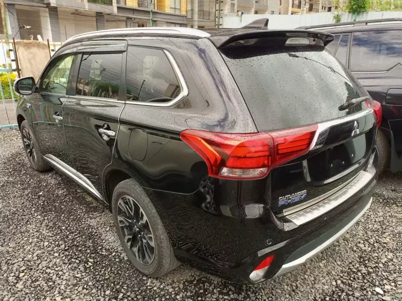 Mitsubishi Plug-in Hybrid Outlander   - 2016